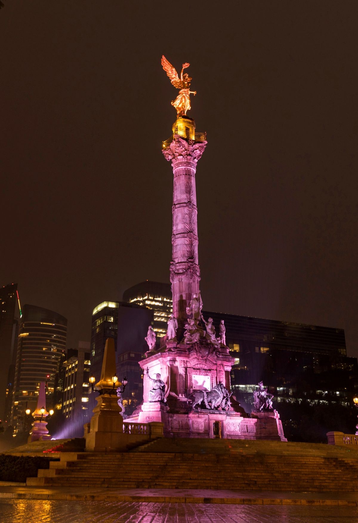 Night shot of the monument to Angel de la Indepencia in Mexico City